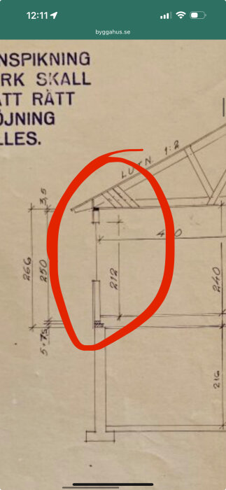 Rakennuksen piirtokuva, jossa katto näyttää leijuvan ilmassa ilman tukiseinää. Punaista ympyröintiä kuvan päällä.