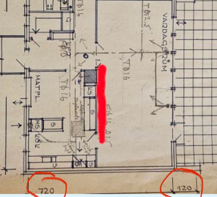 Byggritning visar köksområde med markeringar för bärande väggar, husets bredd 720 mm och 120 mm tillägg, markerat med röda cirklar och streck.