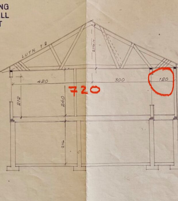 Ritning av husgenomskärning med måttangivelse, visar bärande väggar och olika bredd på sektioner, bland annat 720 och 840 cm.