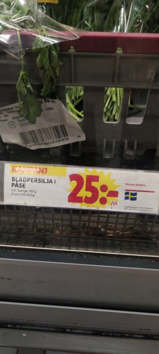 Bladpersilja i påse med kampanjpris 25 kr per styck, visas på en hylla i en butik. Reaerbjudande markeras med en gul och röd etikett med svensk flagga.
