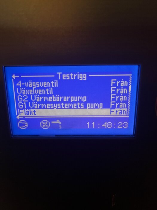 Digital display visar diagnostik av värmepump med status "Från" för flera komponenter som 4-vägsventil och värmesystemets pump. Klockslag 11:48:23.