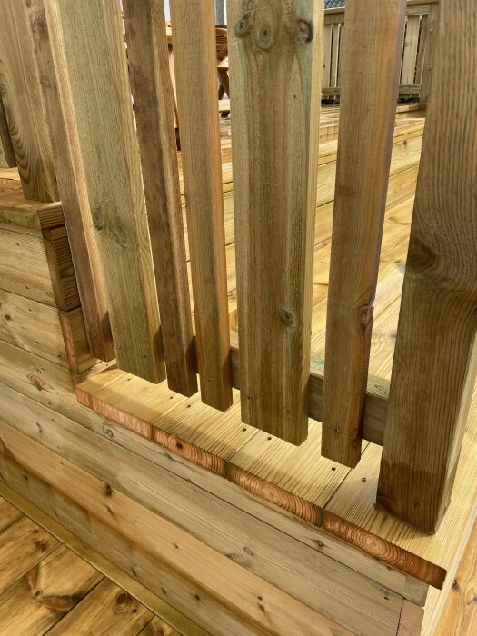 Träräcke med spjälor monterade nära yttre kanten, istället för centrerade som önskat.