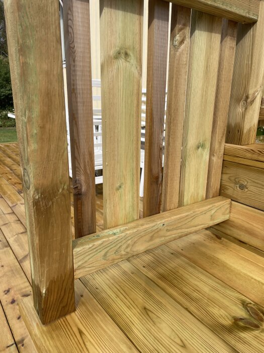 Träräcke med spjälor placerade mot kanten istället för mitten.