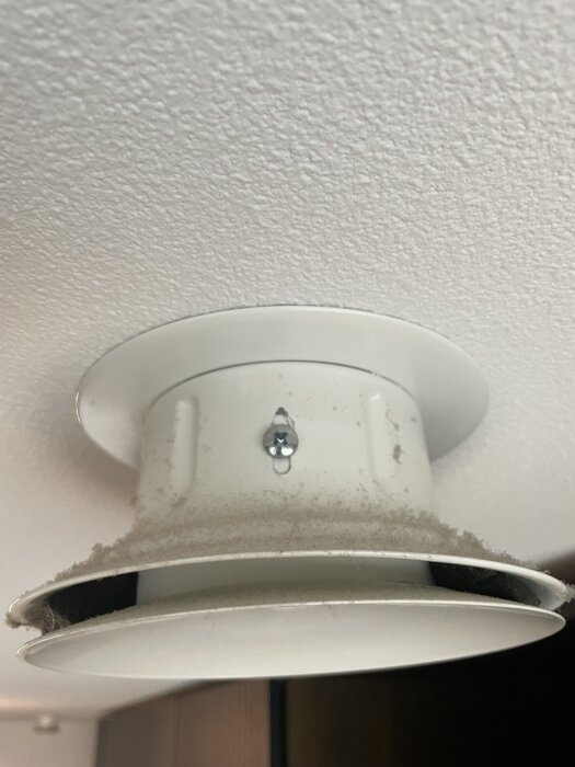 Tilluftsventil i tak med damm, sticker ut cirka 90 mm. Problem i skåpdörr som slår i ventilen vid öppning. Nybyggd bostadsrätt 2017.