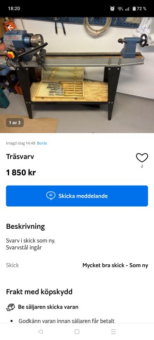 Träsvarv med metallram och träbearbetningsverktyg i en låda under, placerad på ett bord i ett verkstadsområde.