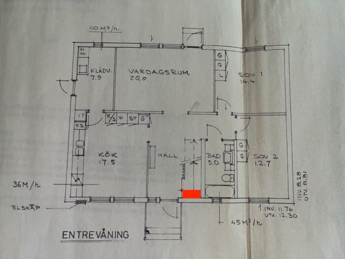 Planskiss över entrévåning med markerad plats för luftvärmepump vid trappen. Rummen inkluderar kök, hall, badrum och sovrum.