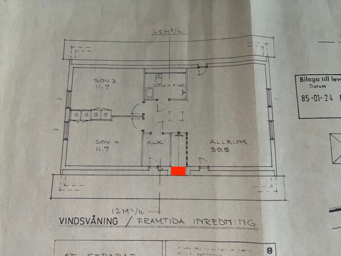 Ritning av övervåning i villa med markerad plats för luftvärmepump i trappan. Visar sovrum, klädkammare och allrum.