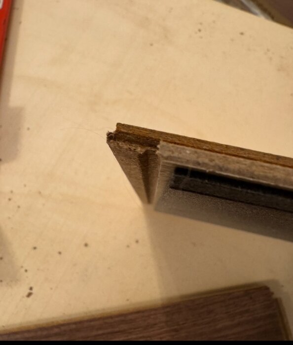 Kortsidornas struktur på logoclic golvplankor, visar hur de ska foga samman.