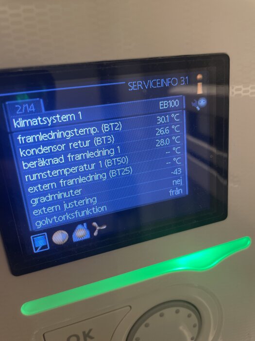 Display på värmepump Nibe F730 med temperaturvärden och inställningar för klimatsystemet visas.