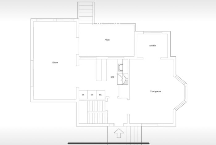 Planritning av husets entréplan med markerade rum som kök, vardagsrum, veranda, altan och allrum.
