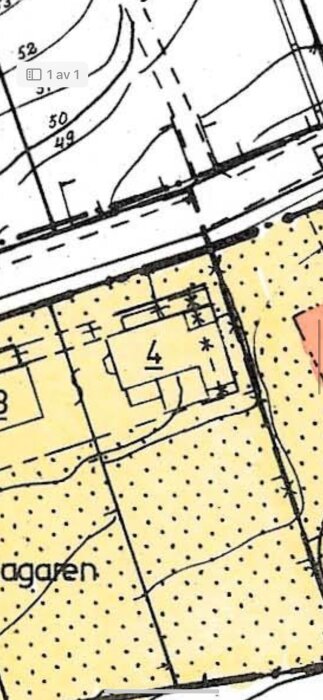 Detaljplan som visar tomtgränser, byggnader och vägar, markerar placering av en tillbyggnad nära tomtgränsen.