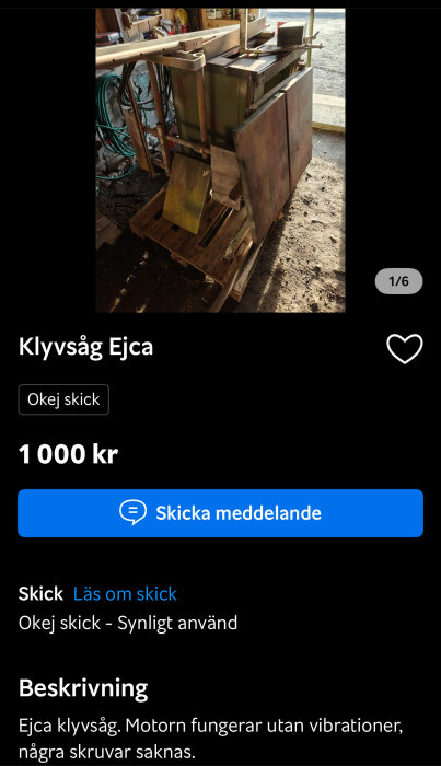 Ejca klyvsåg på träpall i ett garage, synligt använd med några skruvar som saknas. Omgiven av verktyg och belyses av solljus.