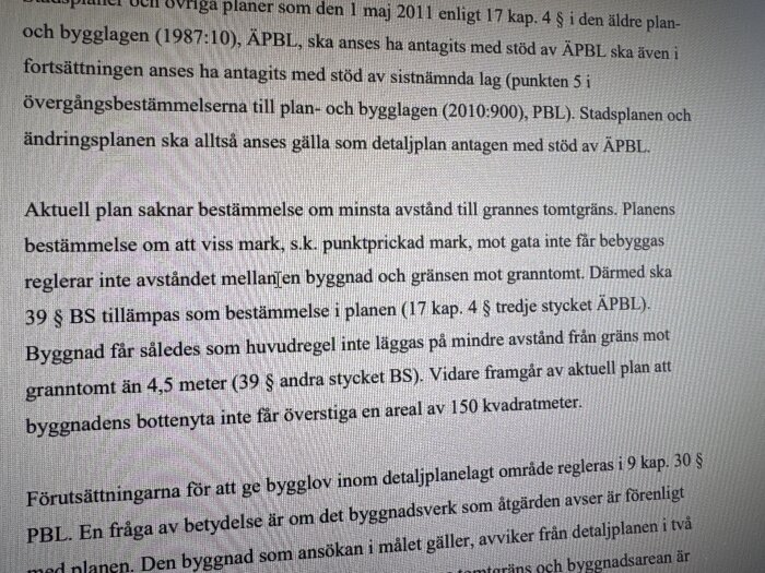 Text på svenska om bygglov och avstånd till grannens tomt enligt plan- och bygglagen.
