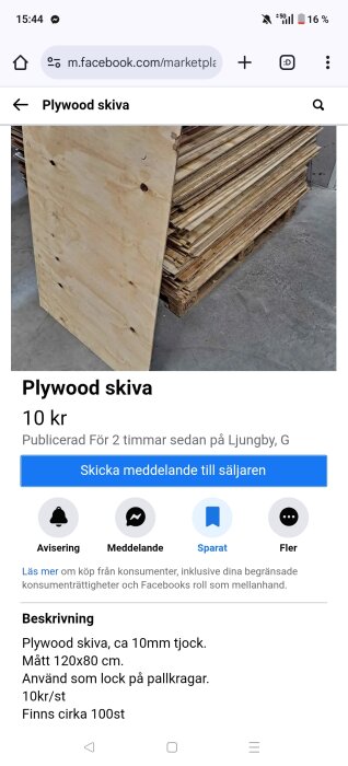 Plywoodskivor staplade på en pall, ca 10 mm tjocka och måtten 120x80 cm, avsedda för användning som lock på pallkragar.
