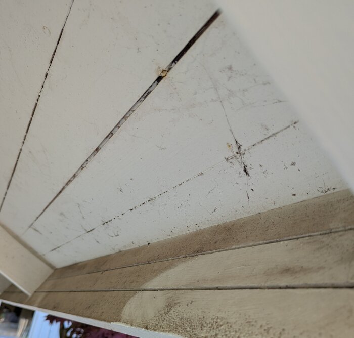 Takfot med smuts och rengjord yta, visar vad som kan torkas av före målning.