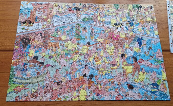 Tecknad pusselbild med många människor i en hektisk badhusmiljö, fylld med pooler, badtunnor och karaktärer i olika situationer och aktiviteter.