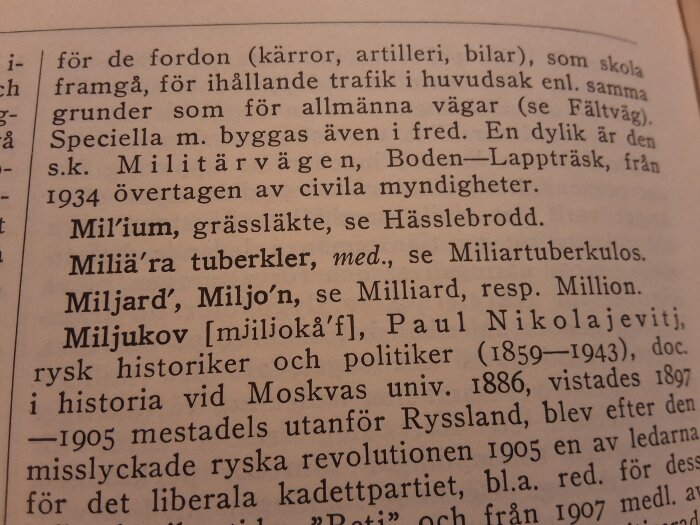 Bokuppslag med text som nämner stavningarna "Milion" och "Miliard," samt information om militärvägar och historikern Paul Miljukov.