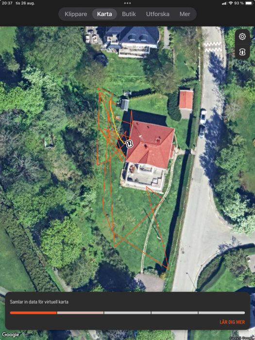 Satellitbild över en tomt med röda linjer och en gul guidekabel som diskuteras för justering mot en grusparkering.