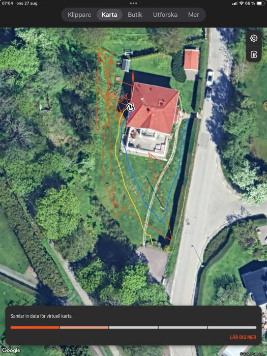 Flygbild av hus med rött tak, trädgård och två färgade linjer; en blå, cirka 80 m lång, och en gul streckad, dras från huset.