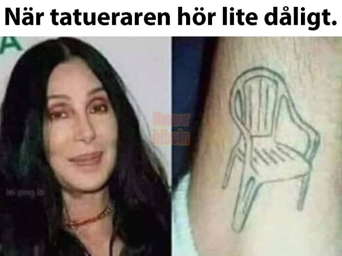 Person med mörkt hår och en tatuering av en plaststol på huden, med texten "När tatueraren hör lite dåligt.