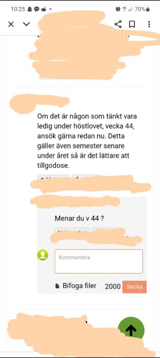 En diskussion på en digital plattform om att ansöka om ledighet under höstlovet, vecka 44, med kommentarsfält och möjlighet att bifoga filer.