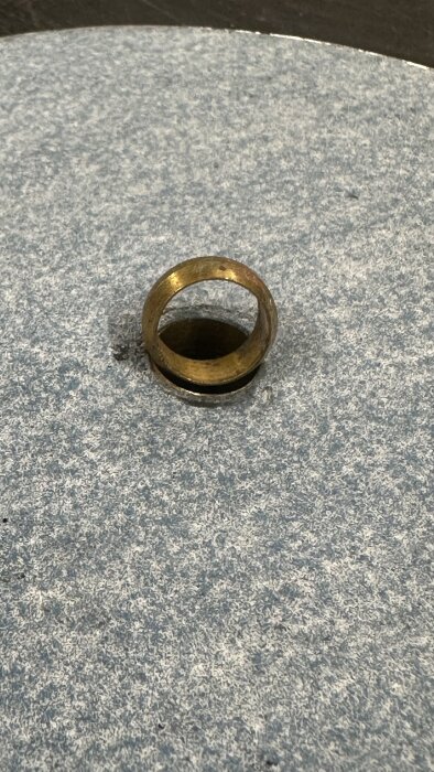 Mässingsrörkon på en slipad skiva, använd för att justera fäste och passa maskinens 12mm axel vid slipning av stämjärn.