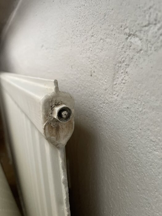 Radiatorventil utan termostat mot en vitmålad vägg.