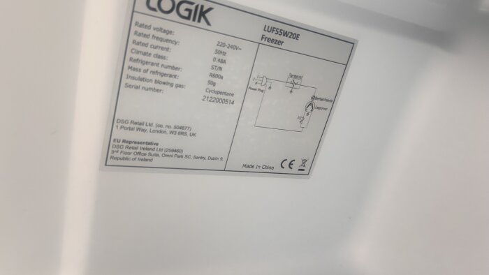 Etikett på insidan av ett Logik frysskåp med tekniska specifikationer och serienummer.