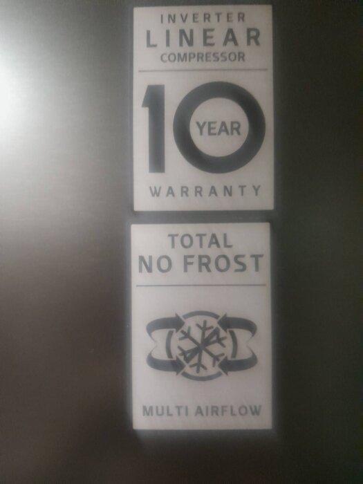 Etikett på frys med texten: "Inverter Linear Compressor, 10 Year Warranty" och "Total No Frost, Multi Airflow".