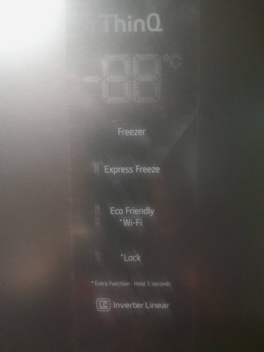 Etikett på frys med ThinQ, temperatur, eco, wi-fi och lås-funktioner.