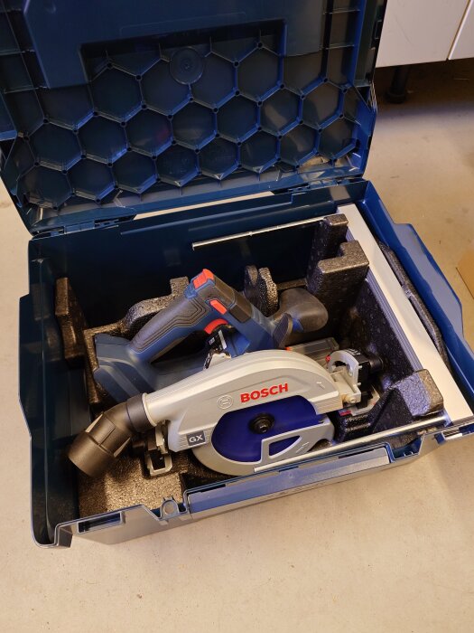 Öppen L-boxx med en Bosch cirkelsågmodell GX inuti, placerad i svart skuminsats för transport och skydd.