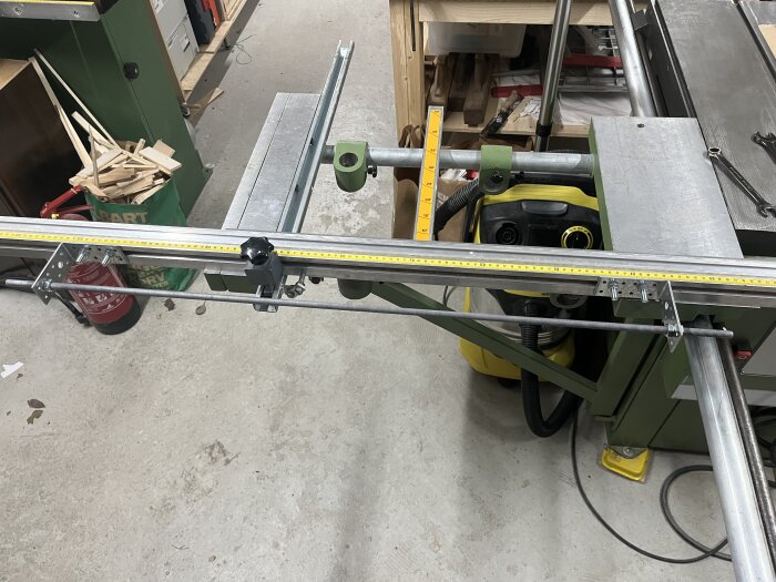 Gängstång och vinkelbeslag används för att spänna anhållet rakt; ett vridet stålrör löser skevheten i verkstaden.