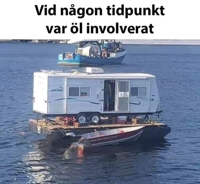 Husvagn placerad på en flotte på vattnet, med en liten motorbåt fastsatt på sidan, och en text ovanför som säger "Vid någon tidpunkt var öl involverat".
