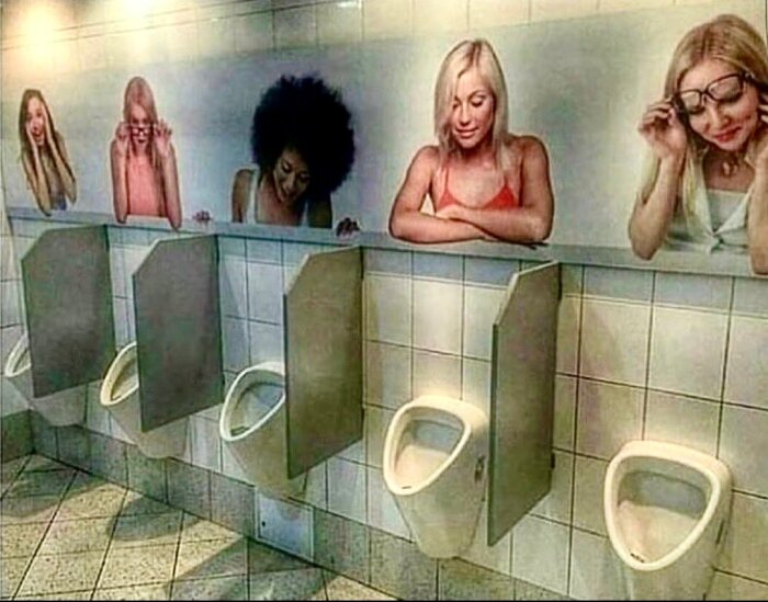 Urinaler i ett badrum med bilder av observerande personer bakom dem.