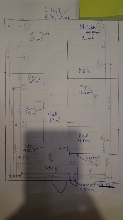 Handritad planlösning över våning två med rum som vardagsrum, matplats, kök, sovrum, hall, badrum och kontor. Ventilationsmått och rördimensioner markerade.