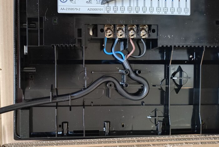 Anslutningsschema för ny IKEA-häll visas med kablar, kopplingspunkter och dragavlastning, som saknar jordledare och är dubbelisolerad.