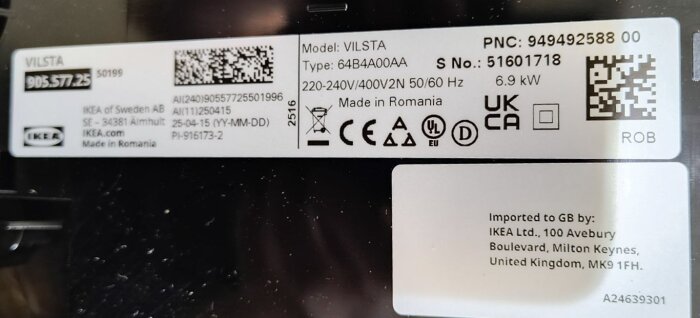 Etikett med specifikationer för en IKEA-häll av modellen VILSTA, inklusive produktionsdetaljer och säkerhetscertifieringar.