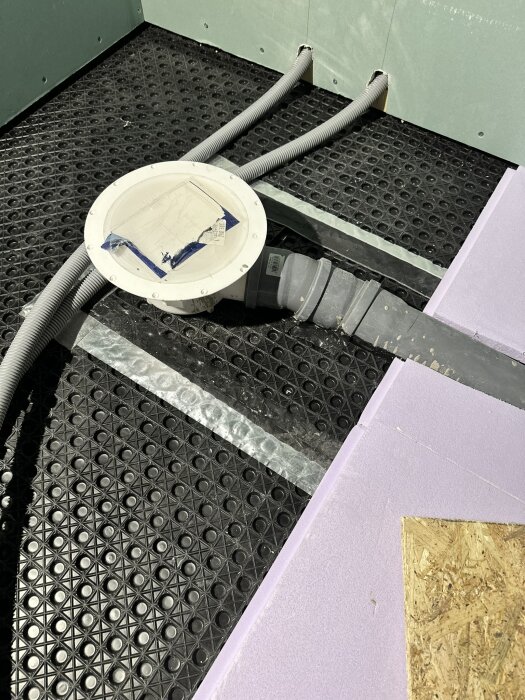 Jape Ventgolv med rörinstallation och isolering i ett hemrenoveringsprojekt för avluftning och golvförberedelser.
