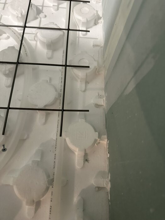 Isolerad LK Systemskiva med inbäddad golvvärmeslang och förstärkande nät för installation i badrum och entré.