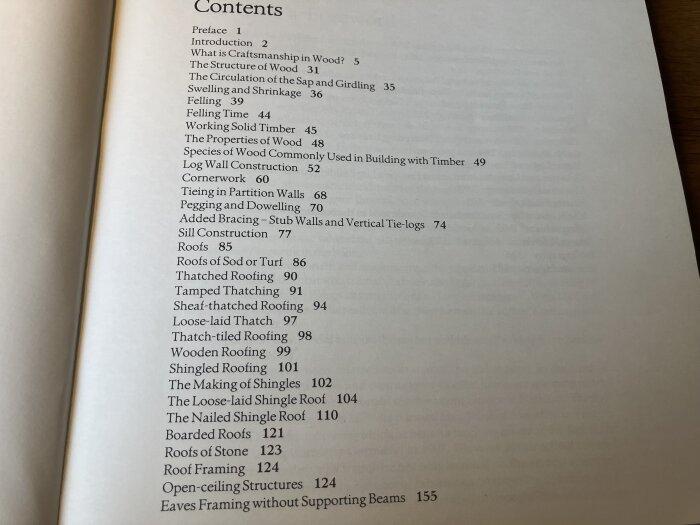 Innehållsförteckning för "The Craft of Timber Building" med kapitel om träarbete, tak och takkonstruktioner, sidan visas på bilden.