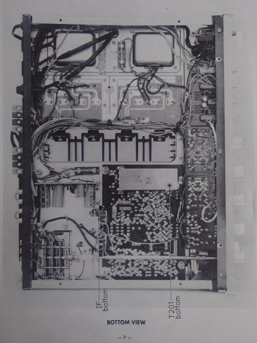 Insida av en elektronisk enhet med kretskort, kablar och komponenter; markerat med "BOTTOM VIEW".