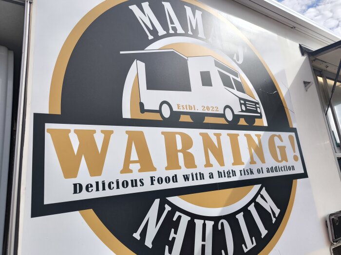 Food trucken Mamas Kitchen med varningsskylt om beroendeframkallande mat, ses vid infarten i Ersbo.