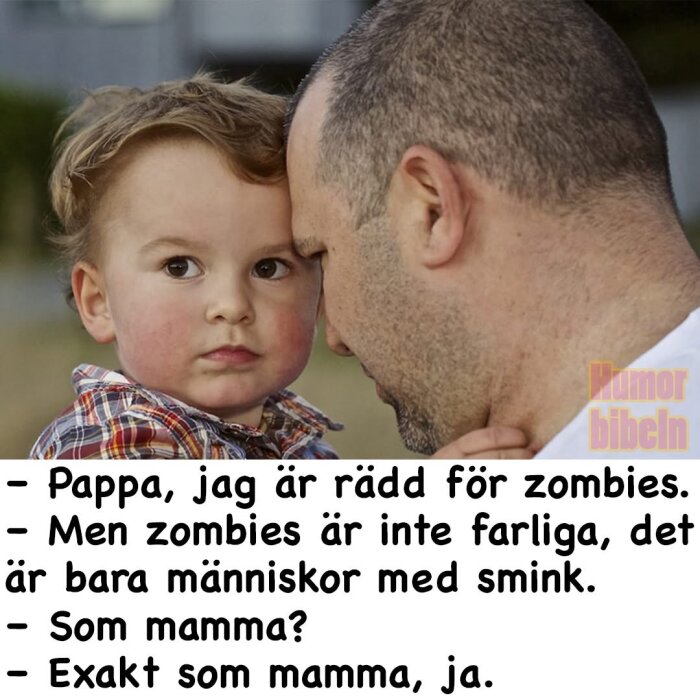 Liten pojke håller om vuxen man, de står nära varandra. Text på bilden: "Pappa, jag är rädd för zombies..." med humoristisk dialog om smink.