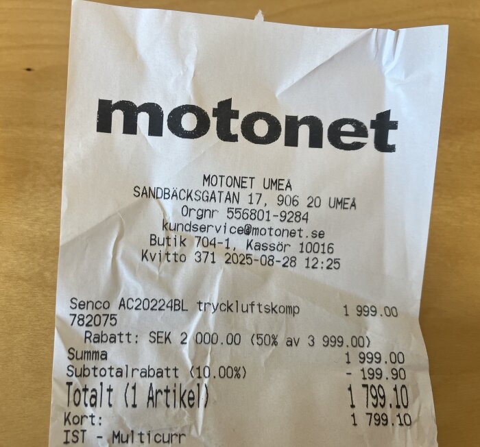 Kvitto från Motonet Umeå för köp av en Senco tryckluftskompressor med rabatt. Totalbelopp 1799,10 SEK.