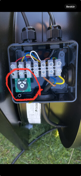 Inkopplingsbox med varvtalsregulator och anslutna kablar, en del markerad med röd cirkel.