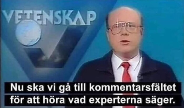 TV-program med en man i kostym som pratar, text säger "Nu ska vi gå till kommentarsfältet för att höra vad experterna säger", vetenskapslogga i bakgrunden.