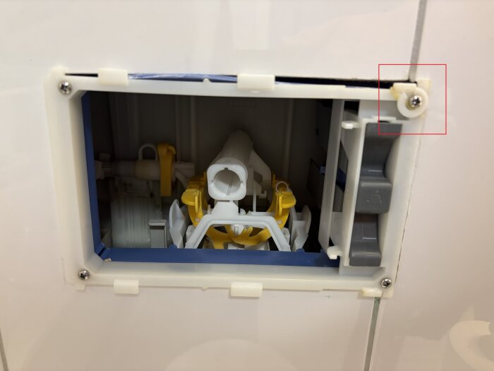 Spolknappsmekanism till Ifö Sign toalett, trasig frontplatta markerad i rött.