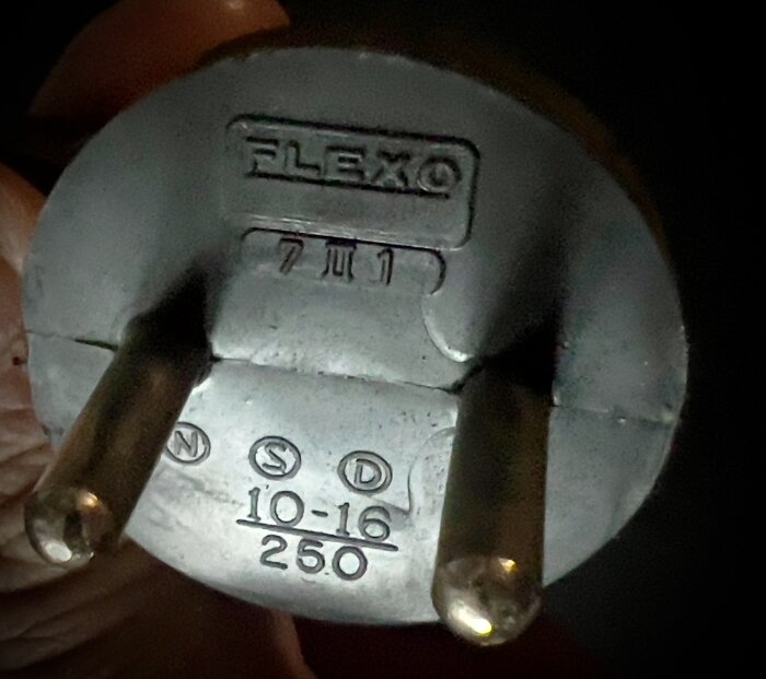 Tvåpolig elektrisk kontakt med märkningar för Flexo, 10-16 A, 250 V.