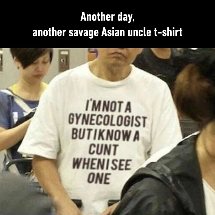 En person bär en t-shirt med kontroversiellt tryck. Text på bilden ovanför lyder: "Another day, another savage Asian uncle t-shirt".