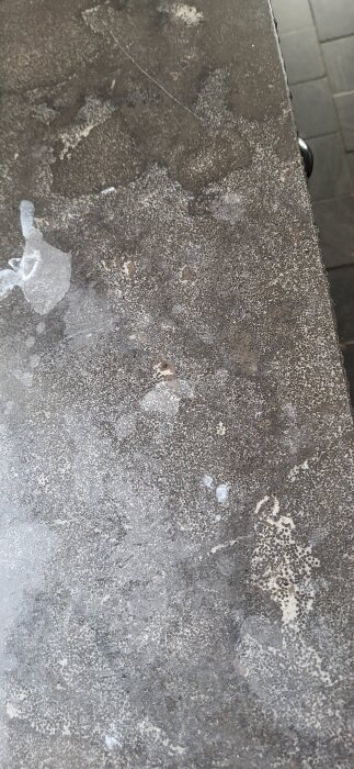 Fläckig och matt köksbänk i china-stone.